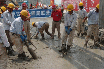 二级建造师考试知识点：水泥混凝土路面模板及混凝土施工